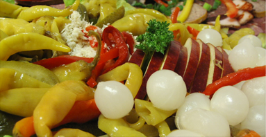 Obložené mísy připravíme z různých druhů - zeleniny, olivy, ančovičky a jiných lahůdek.
